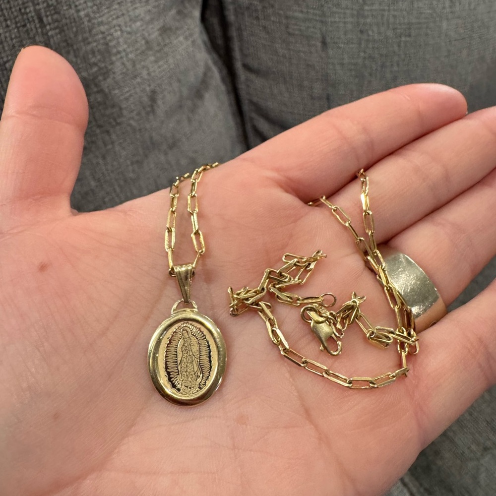 10K pure paperclip necklace with Virgin Mary pendant đ€ - Picture 6 of 13